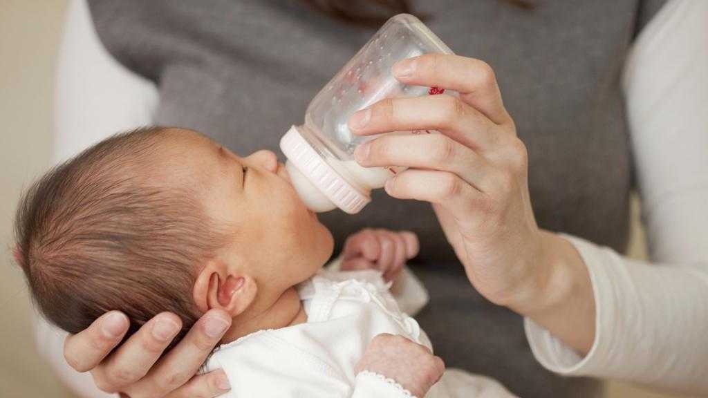 Где вам удобнее всего кормить малыша из бутылочки? - искусственное вскармливание - страна мам
