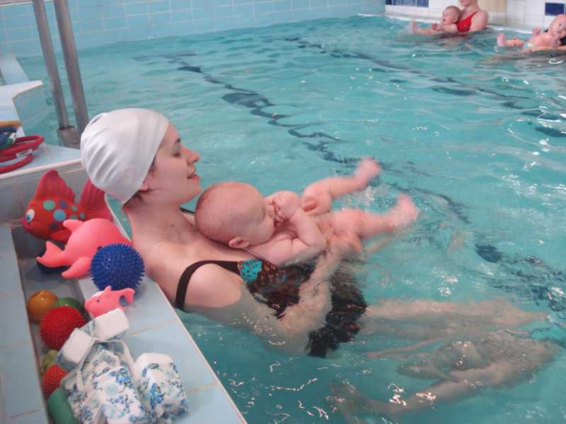 Грудничковое плавание: что это, польза и возможности - впервые мама