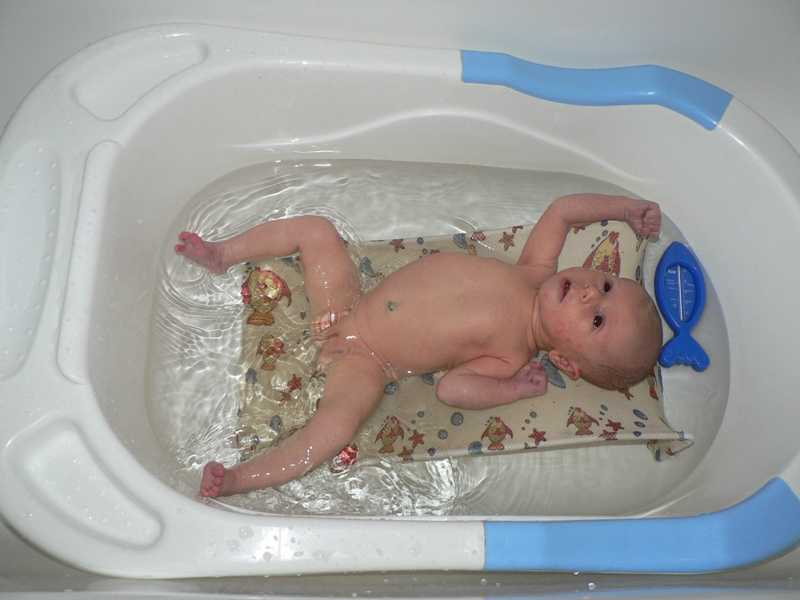 Проводим правильно первое купание новорожденного после роддома