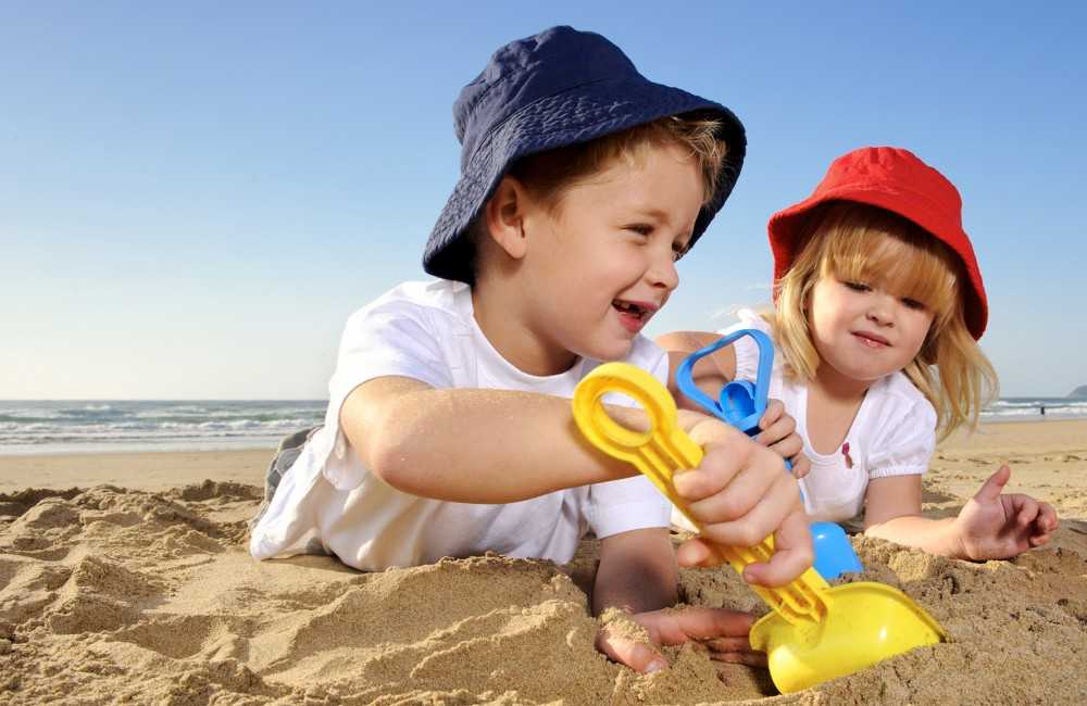 Пляжные игры для детей: во что поиграть на берегу и в воде