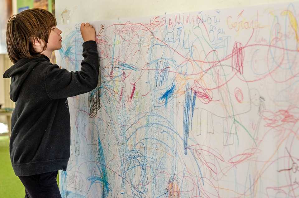 Что делать, чтобы ребёнок не рисовал на стене: практические советы