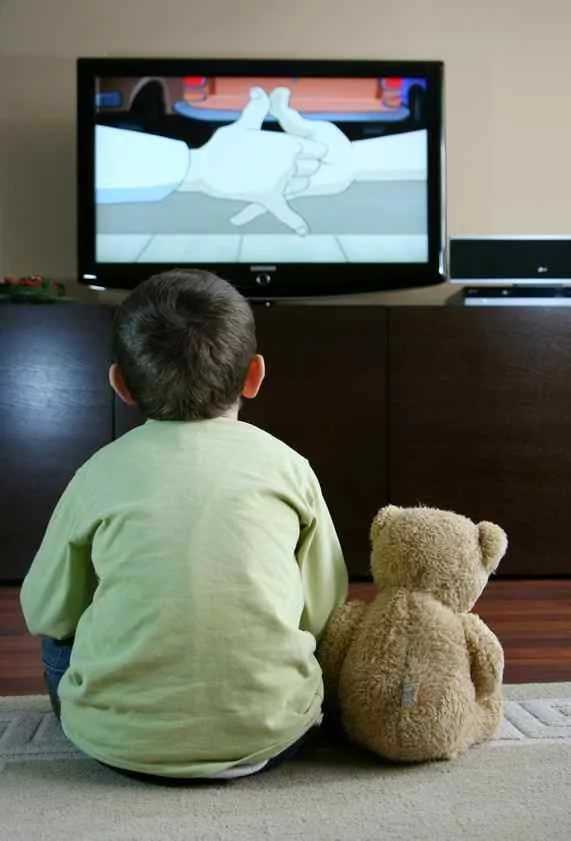 Ребенок ест только перед телевизором, что делать?