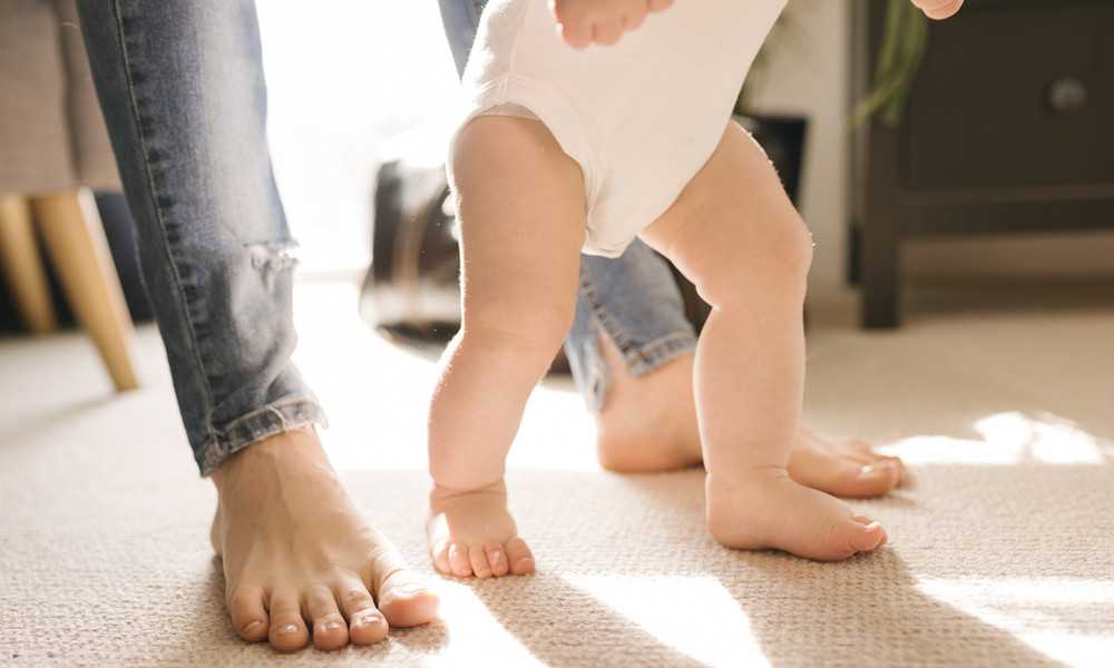 Надо ли учить малыша сидеть и ходить? развиваем кроху правильно