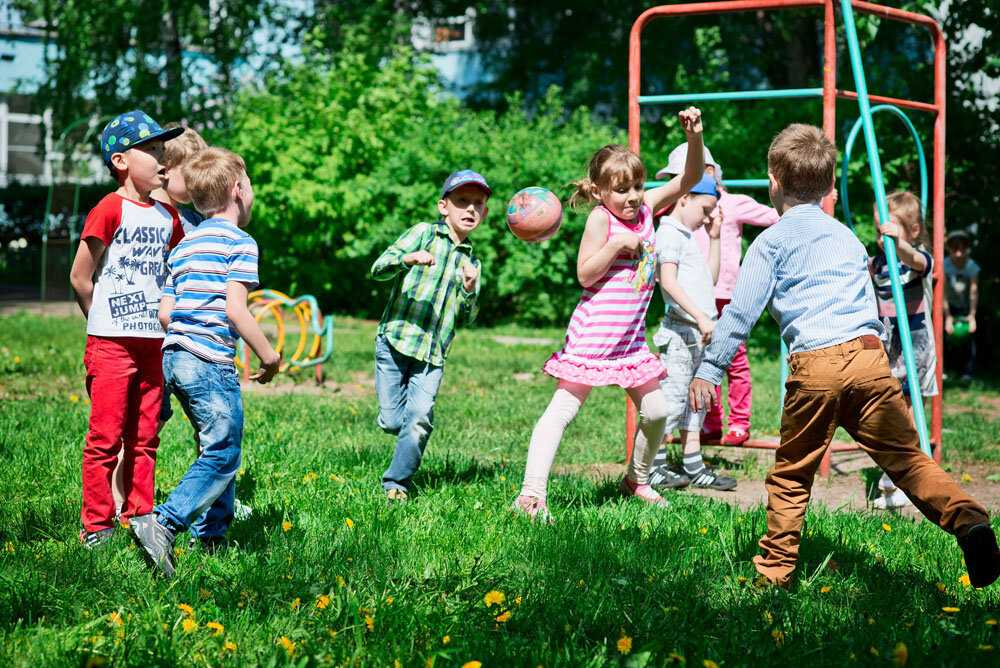 Учим ребенка правильно играть на детской площадке – важные правила для всех
