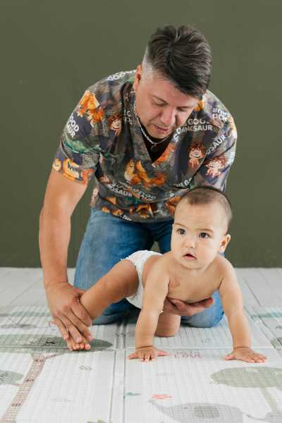 Как научить ребенка ползать на четвереньках | pampers ru