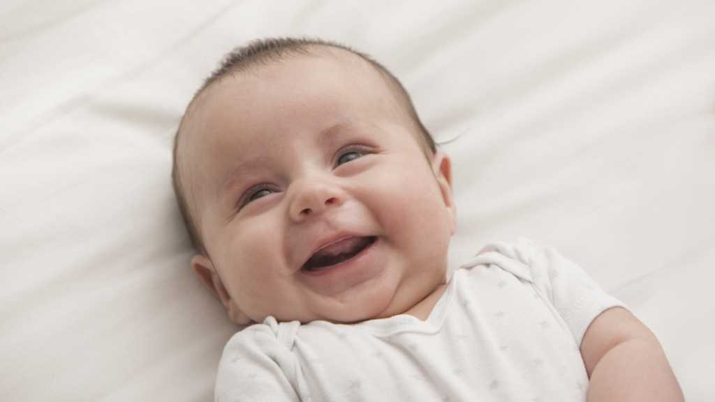 Месячный ребенок: важные этапы и заботы родителей | pampers