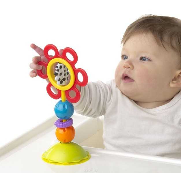 Первые игрушки новорожденного
