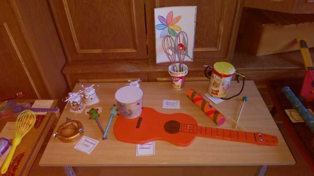 Делаем музыкальные инструменты из подручных вещей. детские музыкальные инструменты своими руками для детского сада: пошаговое описание и рекомендации музыкальные игрушки своими руками из подручных мат