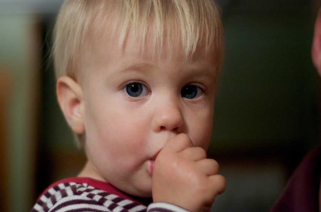 Ребенок постоянно сосет пальцы – как избавить малыша от плохой привычки