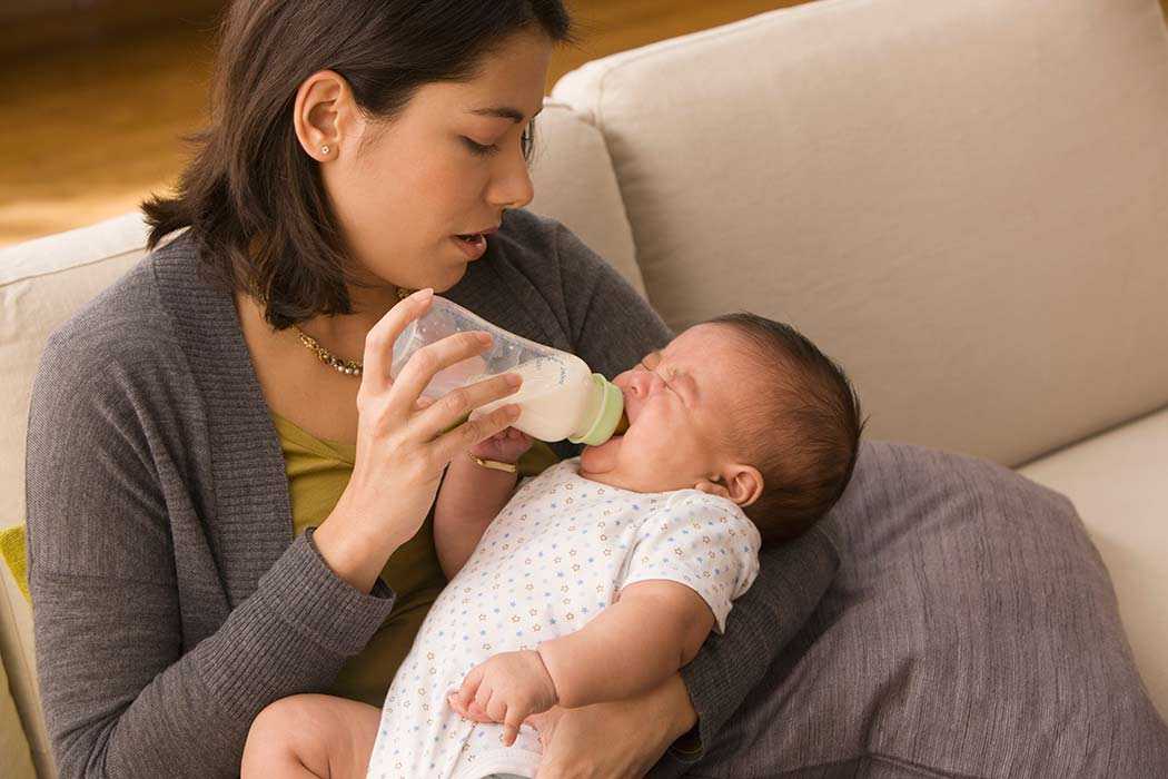 Как правильно кормить ребенка из бутылочки: правила и рекомендации