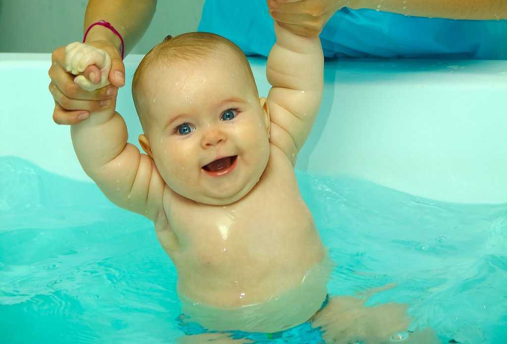 Плавание для грудничков: польза, вред, упражнения - morevdome.com