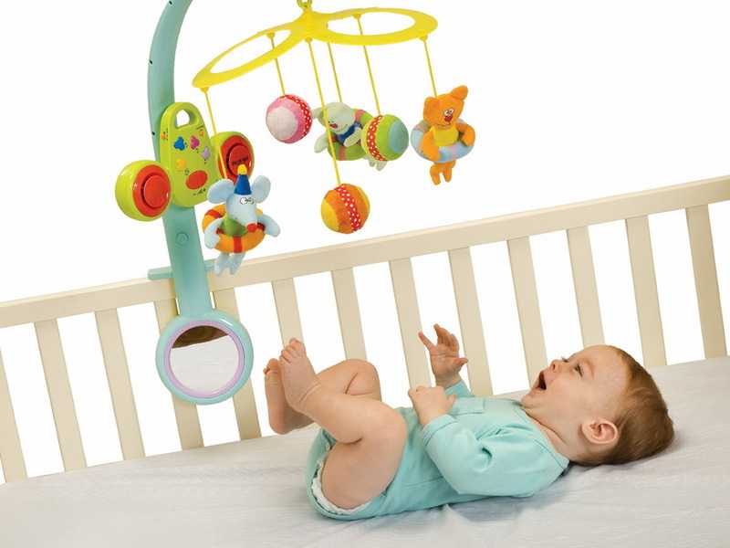 Первая игрушка новорождённого: какая она должна быть и как выбрать