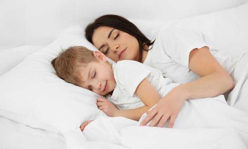 Совместный сон с ребенком. стоит ли спать в одной постели?