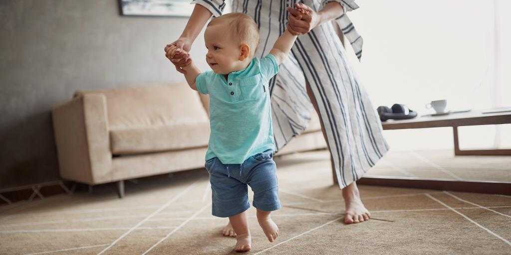 Первые шаги: когда дети начинают ходить | pampers ru