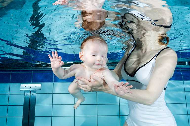 Грудничковое плавание: ответы тренера на частые вопросы мам и пап