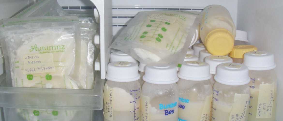 Грудное молоко: как сцеживать и правильно хранить | pampers