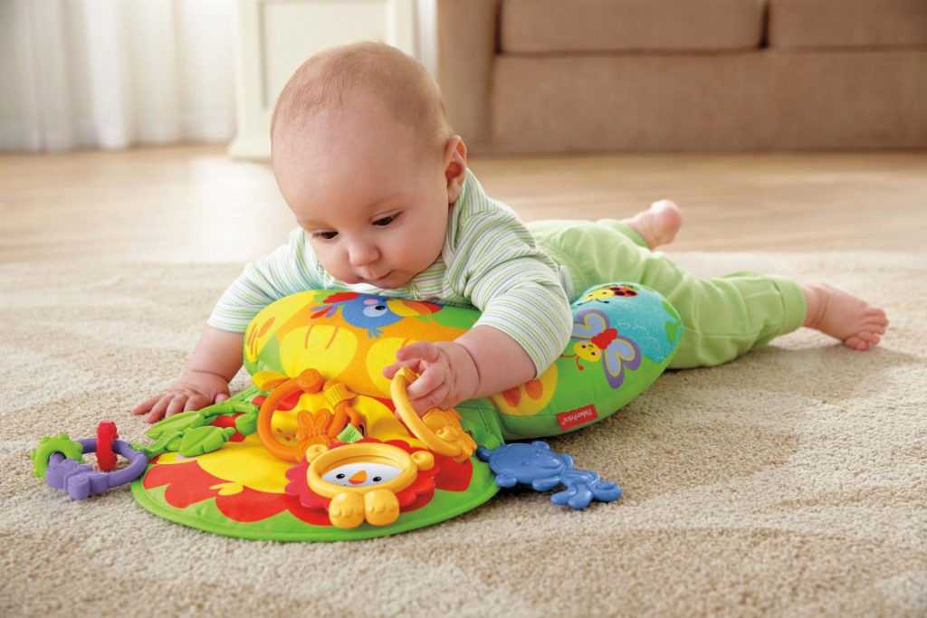 Первые игрушки для новорожденных