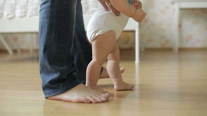 Первые шаги: когда дети начинают ходить | pampers ru