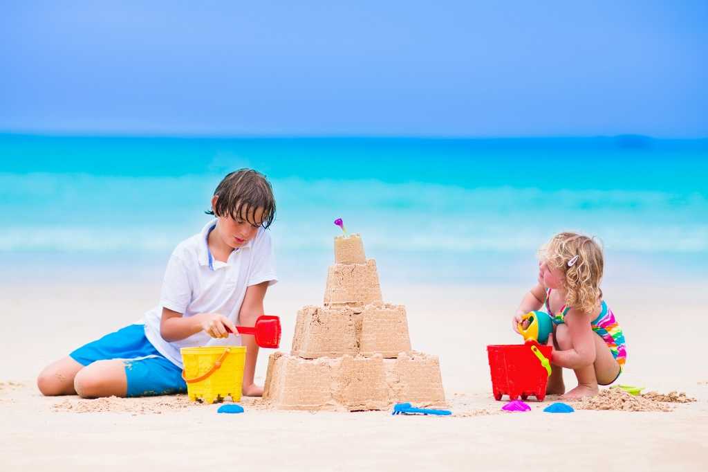 Веселые игры с малышом на пляже: маленькие дети на пляже разных возрастов