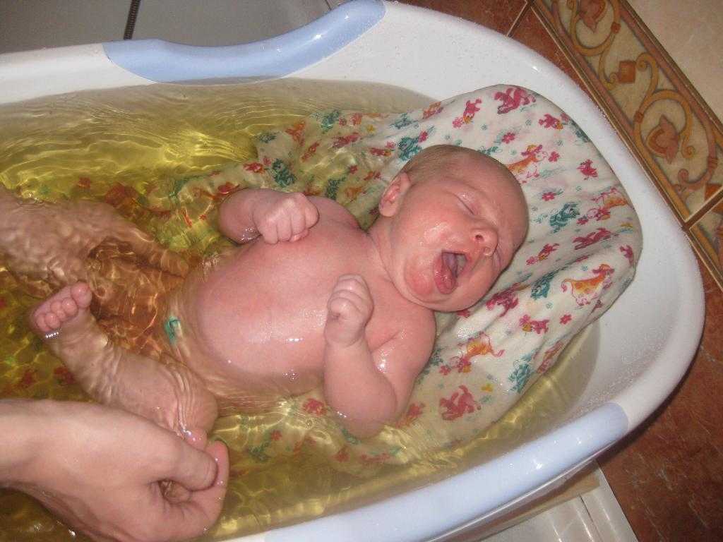 Первое купание новорожденного - как правильно купать новорожденного ребенка первый раз