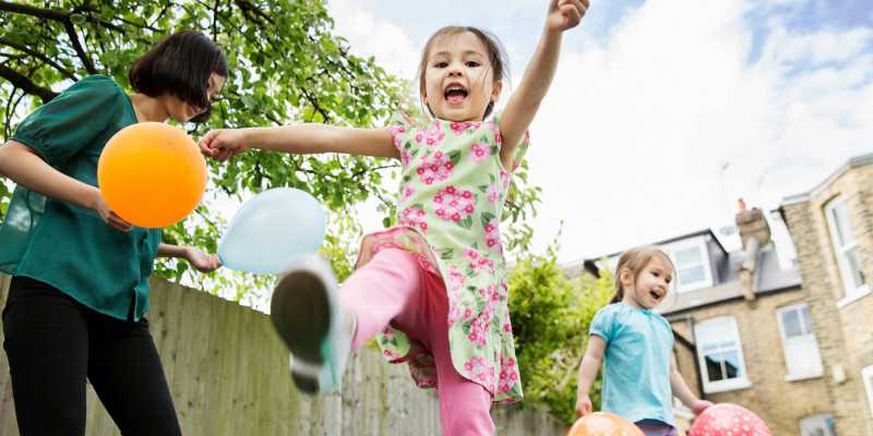 10 вещей, которые, по мнению ученых, делают детей счастливыми – счастливая женщина