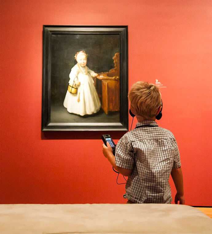 Человек рассматривает картину. Дети в музее искусств. Дети смотря т на картин. Дети в музее картина. Картина в музее.