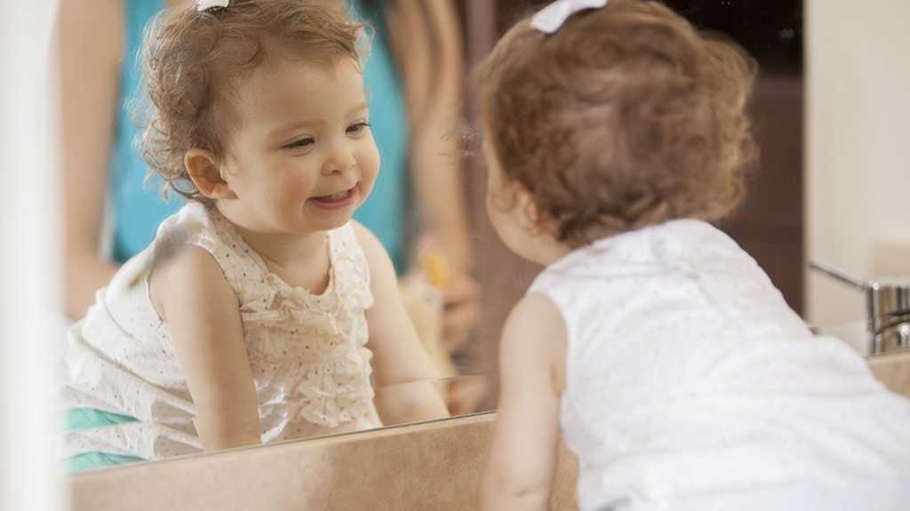 Главные причины, согласно которым нельзя показывать ребенка в зеркало до года