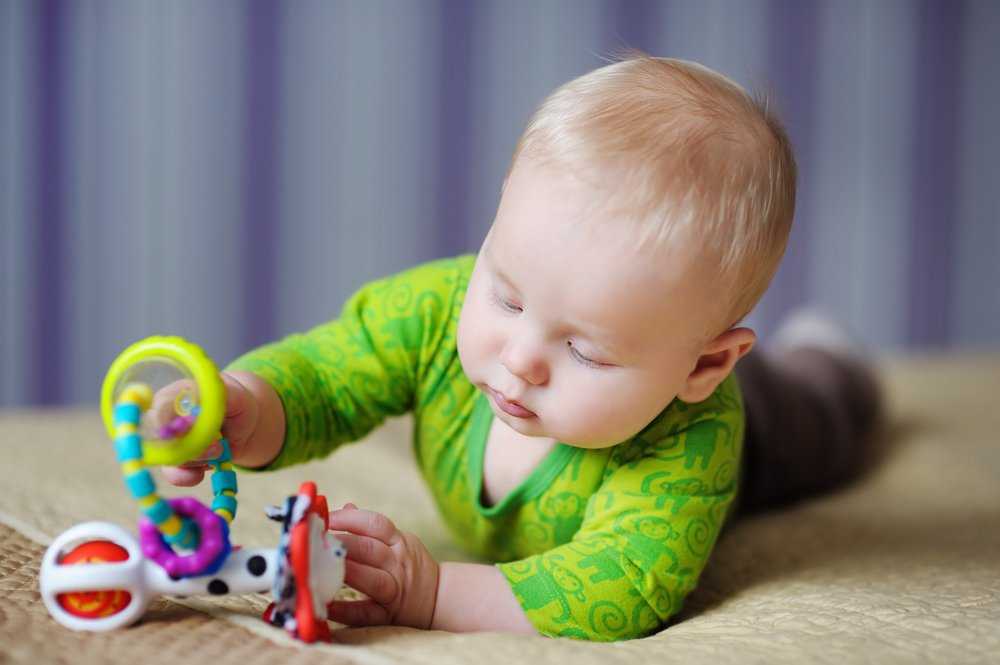 Агу-уроки или во что играть с грудничком. занятия с новорожденным