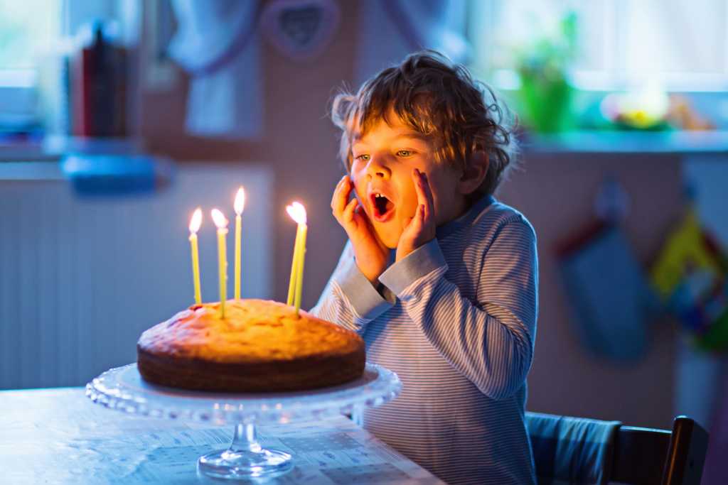 Сколько свечей на торте взрослых. почему мы задуваем свечи на торте в день рождения. свечи на торте