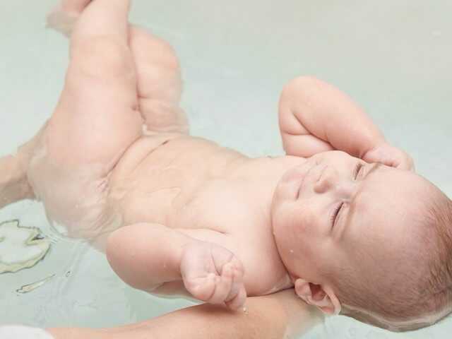 Уход за кожей новорожденного. уход за кожей лица, уход за пупочной ранкой, шелушение, подмывания ребенка и уход за областью промежности, купание и массаж