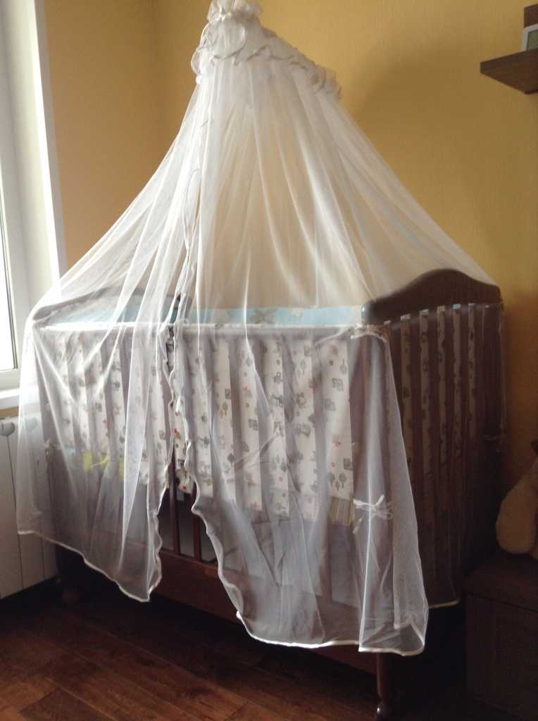 Кровать с балдахином, навесом, шатром: как сделать на взрослую двухъярусную кровать
 - 31 фото