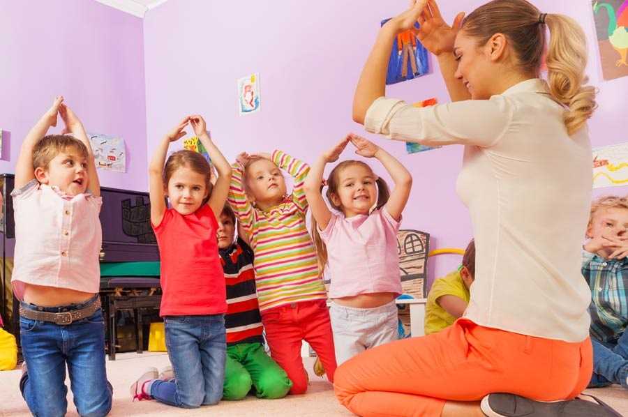 Что лучше: отдать ребенка в детский сад или нанять няню? vovet.ru