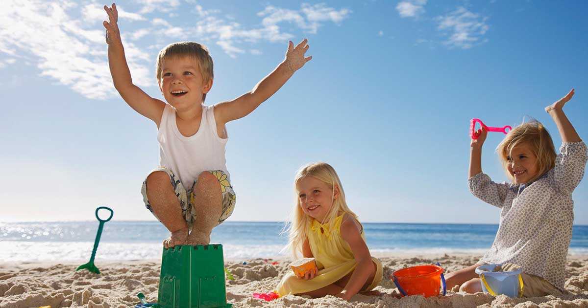 Чем занять ребенка на море: игры на воде | sun family club