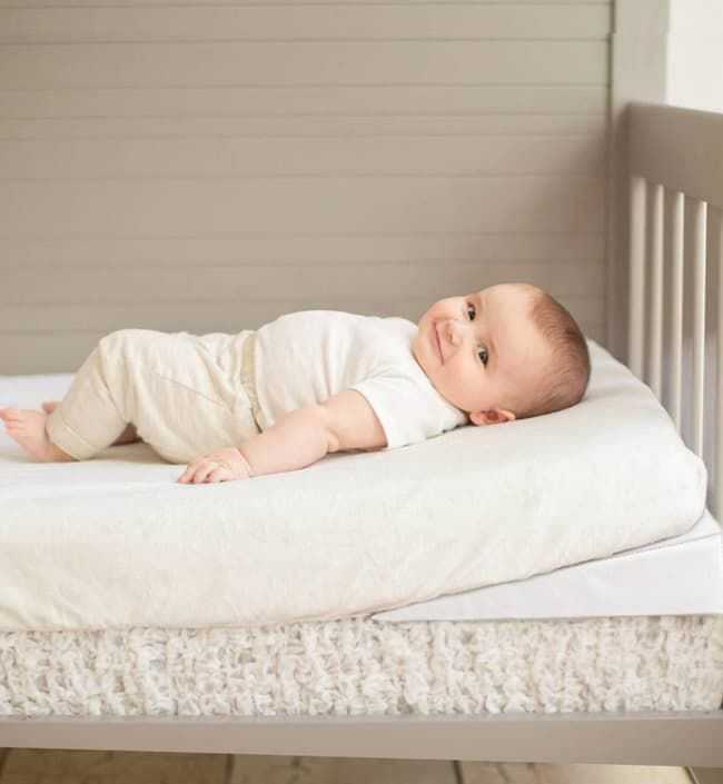 Наматрасник в детскую кроватку: нужен ли, виды и особенности, какой лучше выбрать. непромокаемые наматрасники для новорожденных