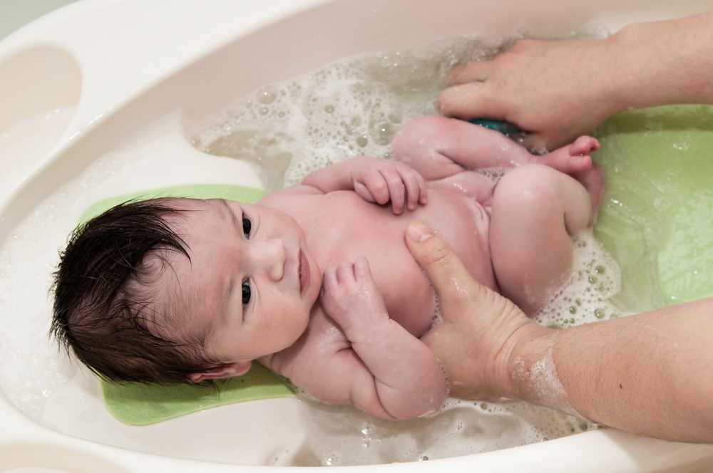 Как первый раз купать новорожденного ребенка дома: видео первое купание | konstruktor-diety.ru