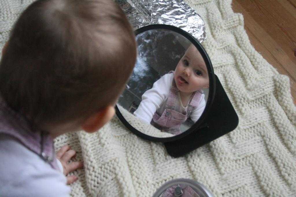 Пока ребенку не исполнится год, его нельзя показывать в зеркало