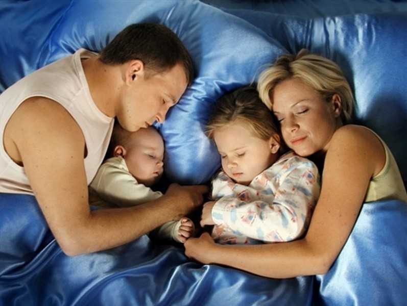 Приметы расскажут, почему нельзя спать детям с родителями и людьми преклонного возраста