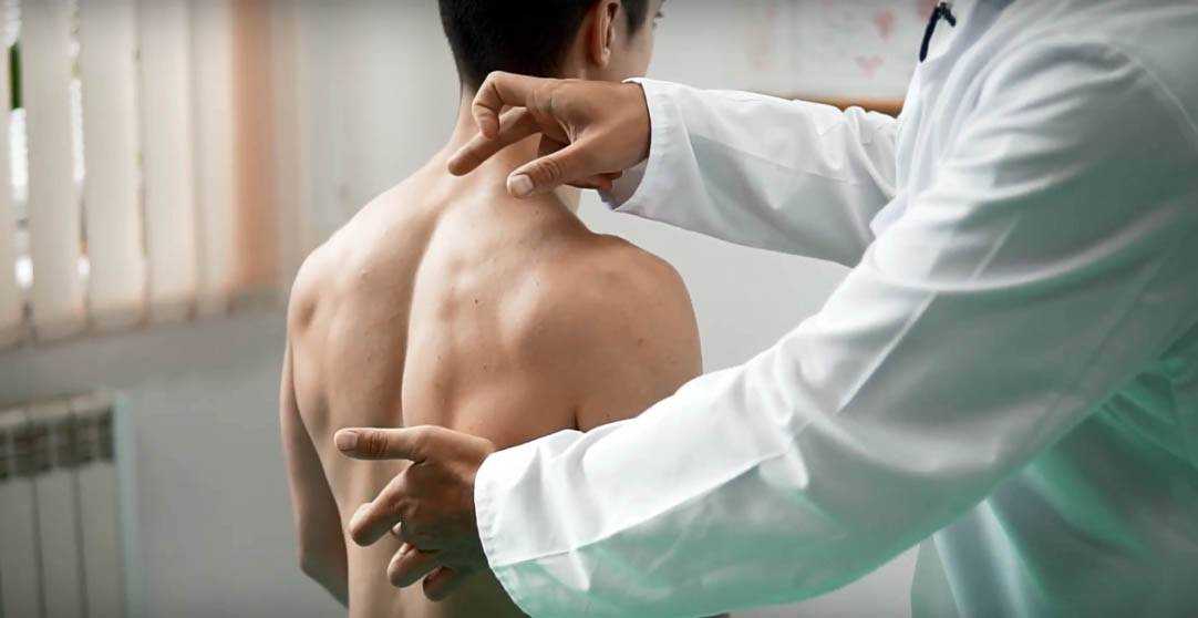 Болит спина под лопаткой, в межлопаточной области: причины и методы лечения | центр «меддиагностика»