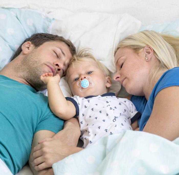 Совместный сон с ребенком. стоит ли спать в одной постели?