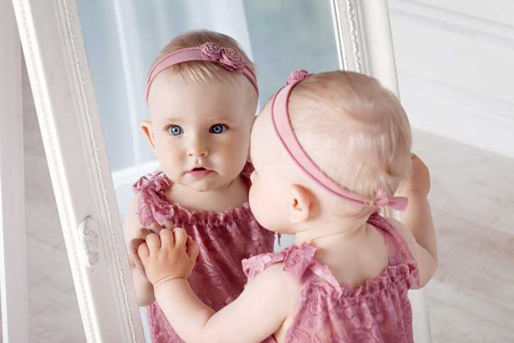 С какого возраста малышу можно показывать зеркало | parents