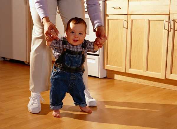 Как научить ребенка ходить: делаем первые самостоятельные шаги