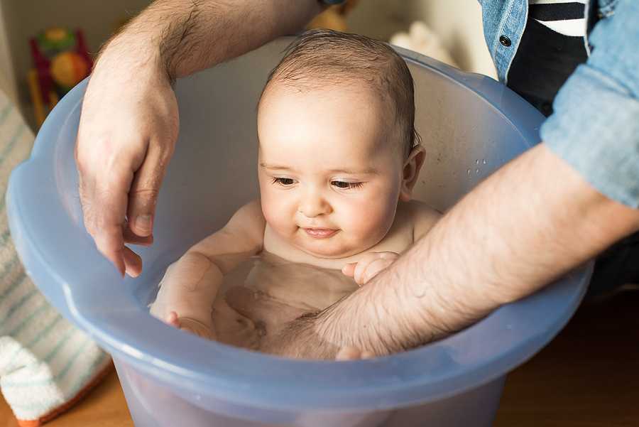 Деликатный вопрос: до какого возраста папа может купать дочку