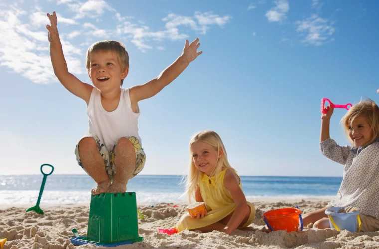 10 вещей, которые нужно взять малышу на пляж - parents.ru