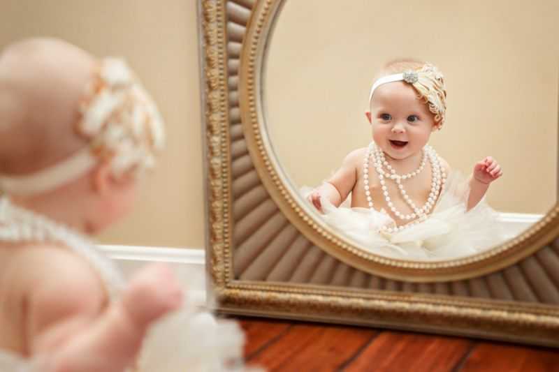 Почему нельзя показывать новорожденного в зеркало?