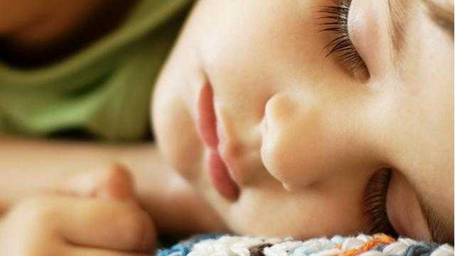 Как уложить ребенка спать без слез: простые советы молодым родителям и причины плохого сна, польза расслабляющей ванны и ежедневные ритуалы, порядок действий для самостоятельного засыпания
