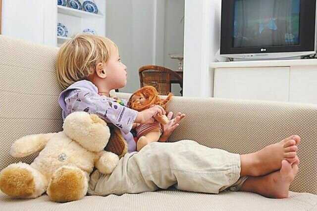Позволять ли ребенку кушать перед телевизором? - страна мам