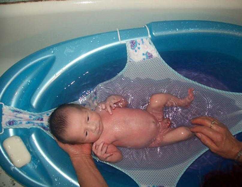 Как первый раз купать новорожденного 👶 ребенка дома: видео "первое купание"