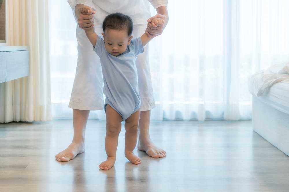 Когда ребенок начинает ходить: как правильно помочь ребенку освоить навык и сделать первые в жизни шаги