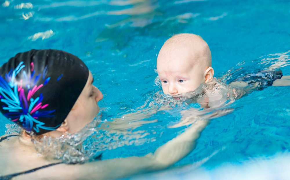 Раннее плавание для грудничков. развитие детей первого года жизни