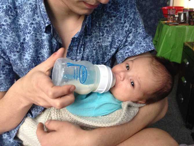 Как правильно кормить новорожденного из бутылочки: советы и рекомендации для мамочек